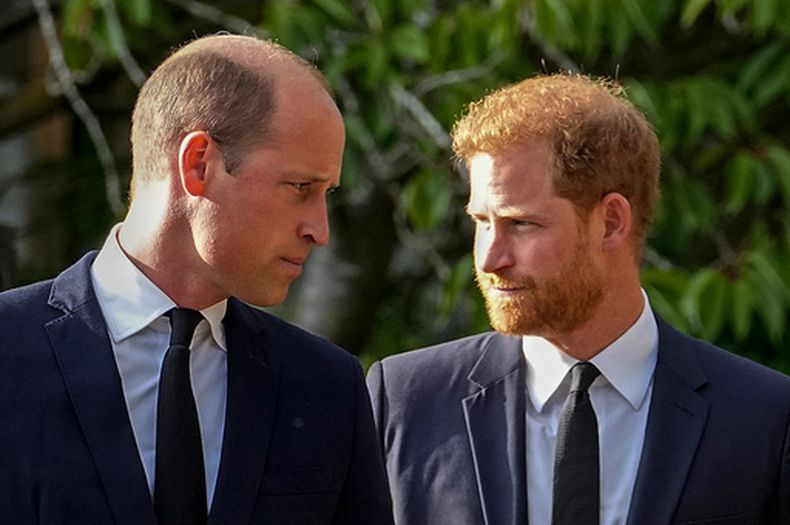 ARCHIVO - Los príncipes británicos Guillermo y Enrique caminan uno al lado del otro tras contemplar ofrendas florales en memoria de la difunta reina Isabel II, frente al castillo de Windsor, en Windsor, Inglaterra, el 10 de septiembre de 2022. (Foto AP/Martin Meissner, archivo)