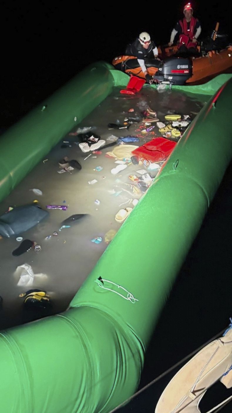 Esta foto proporcionada por la organización alemana de voluntarios RESQSHIP muestra una lancha de goma parcialmente inundada, durante tareas de rescate de migrantes dirigidas por la tripulación del barco NADIR --operado por RESQSHIP-- en que más de 60 personas fueron rescatadas de la lancha abarrotada e inundada, en el Mediterráneo central, la madrugada del sábado 23 de agosto de 2025. (Lars/RESQSHIP vía AP)
