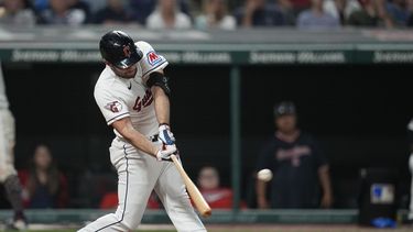David Fry de los Guardianes de Cleveland pega un sencillo para la victoria en la décima entrada del juego ante los Bravos de Atlanta el martes 4 de julio del 2023. (AP Foto/Sue Ogrocki)