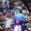Jake McCarthy, de los Rockies de Colorado, hace un gesto al cruzar el plato tras conectar un grand slam ante el lanzador relevista de los Gigantes de San Francisco, Matt Gage, en la quinta entrada de un partido de béisbol, el viernes 3 de julio de 2026, en Denver. (Foto AP/David Zalubowski)
