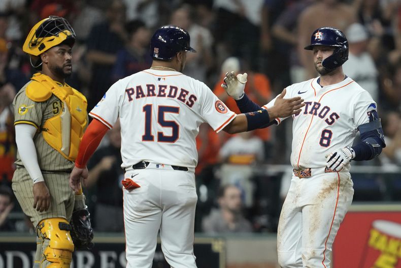 Christian Walker festeja con el mexicano Isaac Paredes, de los Astros de Houston, después de remolcarlo con un jonrón en el duelo del sábado 19 de abril de 2025, ante los Padres de San Diego (AP Foto/Ashley Landis)
