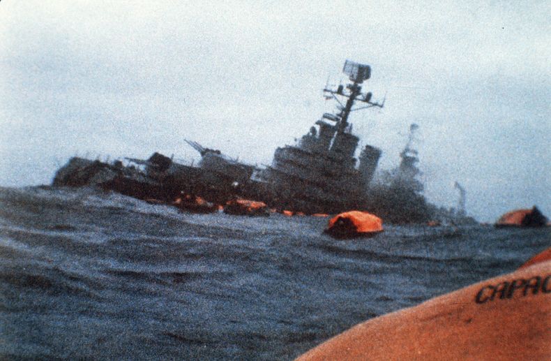 ARCHIVO - El crucero argentino General Belgrano se hunde en medio de botes salvavidas con sobrevivientes en el Atlántico Sur, 1 de mayo de 1982, después de ser torpedeado por la marina británica. El gobierno británico deploró el jueves 20 de julio de 2023 que la Unión Europea llamara a las islas Falkland, gobernadas por Gran Bretaña, islas Malvinas, el nombre preferido por la Argentina. Una declaración de la cumbre UE-Latinoamérica el martes se refirió al archipiélago en el Atlántico Sur como Islas Malvinas/Falkland Islands. Argentina, que reclama la soberanía sobre las islas, lo consideró un triunfo diplomático. (AP Foto, File)