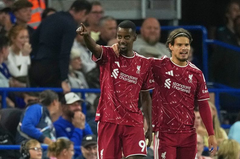 Alexander Isak (9), del Liverpool, celebra con Milos Kerkez, derecha, después de marcar en el partido de fútbol de la Liga Premier entre Ipswich Town y Liverpool, el viernes 4 de septiembre de 2026, en Ipswich, Inglaterra. (AP Foto/Dave Shopland)