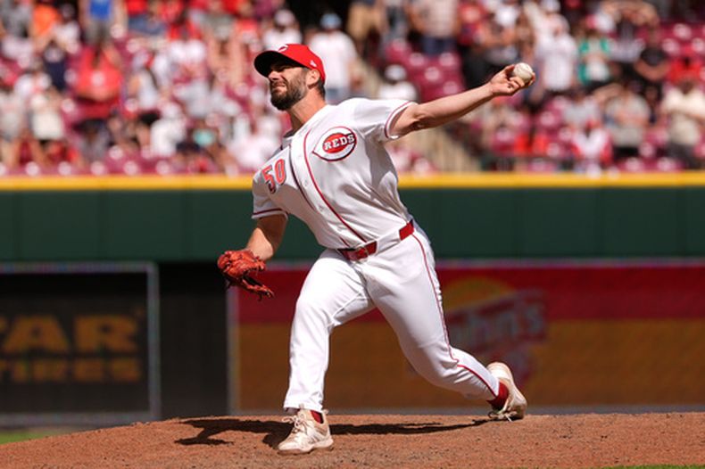 El pitcher de los Rojos de Cincinnati Sam Moll lanza la novena entrada ante los Bravos de Atlanta el domingo 31 de mayo del 2026. (AP Foto/Carolyn Kaster)