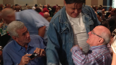 americateve | Este no ha sido un sábado más para Carlucho y el elenco de su exitoso Happy Hour. Ha sido un sábado para compartir con aquellos que noche a noche los acogen en sus hogares como miembros de su propia familia.