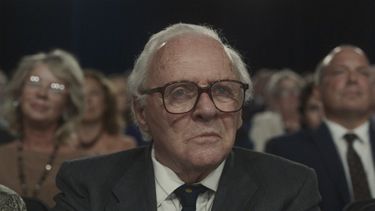 En esta imagen proporcionada por Bleecker Street, Anthony Hopkins en una escena de One Life. (Bleecker Street vía AP)