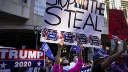 ARCHIVO - Partidarios del presidente Donald Trump se reúnen llevando pancartas en las que denuncian el robo de las elecciones frente al Centro de Convenciones de Filadelfia mientras esperan los resultados de las elecciones generales, el 6 de noviembre de 2020, en Filadelfia. (AP Foto/John Minchillo, Archivo)