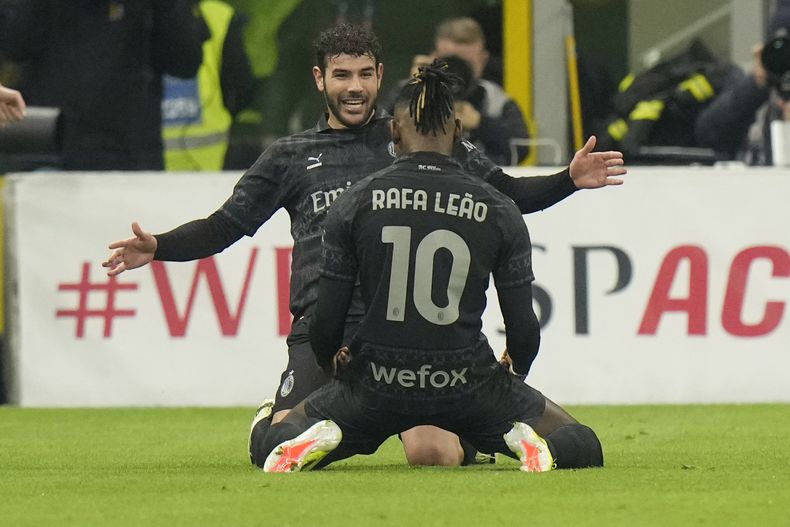 Théo Hernandez, derecha, del AC Milan, celebra con su compañero Rafael Leao después de anotar el primer gol de su equipo durante el partido de la Serie A entre AC Milan y Napoli, en el estadio San Siro, en Milán, Italia, el domingo 11 de febrero de 2024. (AP Foto/Luca Bruno)