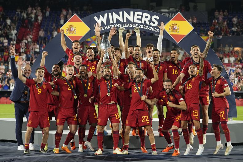 Los jugadores de España tras derrotar a Croacia en una tanda de penales en la final de la Liga de Naciones, el domingo 18 de junio de 2023, en Róterdam, Holanda. (AP Foto/Martin Meissner)