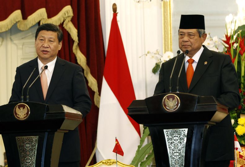 El presidente chino Xi Jinping (izquierda) habla junto al presidente de Indonesia, Susilo Bambang Yudhoyonom, durante una conferencia de prensa despupes de su reuni&oacute;n en el Palacio de Merdeka en Jakarta, Indonesia, el mi&eacute;rcoles 2 de octubre
