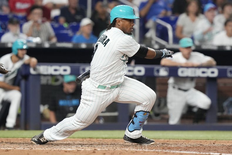 Jean Segura (9), de los Marlins de Miami, conecta un sencillo que impulsó la carrera de la victoria en la novena entrada del juego de béisbol en contra de los Cachorros de Chicago, el viernes 28 de abril de 2023, en Miami. Los Marlins vencieron 3-2 a los Cachorros. (AP Foto/Marta Lavandier)