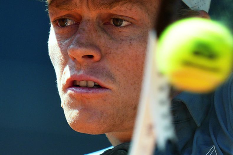 Jannik Sinner devuelve ante Arthur Fils en las semifinales del Abierto de Madrid, el viernes 1 de mayo de 2026. (AP Foto/Manu Fernández)
