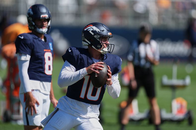Bo Nix, quarterback de los Broncos de Danver, entrena el marts 18 de agosto de 2026 en Centennial, Colorado (AP Foto/David Zalubowski)