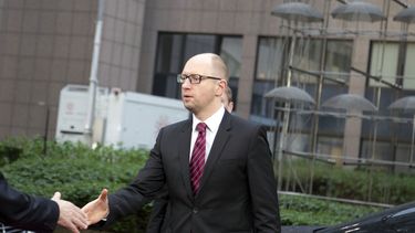 americateve | El primer ministro ucraniano Arseniy Yatsenyuk (derecha) a su llegada a la cumbre de la Uni&oacute;n Europea el viernes 21 de marzo de 2014. Ucrania firm&oacute; un acuerdo de asociaci&oacute;n pol&iacute;tica con la UE. (Foto de AP/Virginia Mayo)