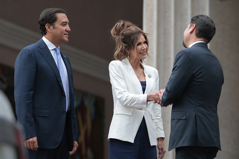 La secretaria de Seguridad Nacional de EEUU, Kristi Noem, saluda al canciller de Honduras, Javier Bú Soto, afuera de la residencia presidencial en Tegucigalpa, Honduras, el miércoles 25 de junio de 2025. (Anna Moneymaker/Pool vía AP)