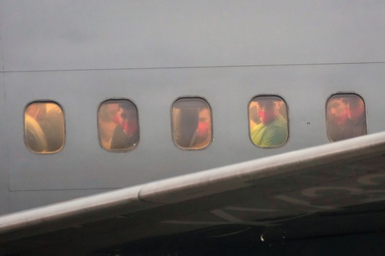 ARCHIVO - Migrantes deportados hace meses por Estados Unidos a El Salvador en plena campaña migratoria del gobierno del presidente Donald Trump, llegan al Aeropuerto Internacional Simón Bolívar, en Maiquetia, Venezuela, el 18 de julio de 2025. (AP Foto/Ariana Cubillos, archivo)