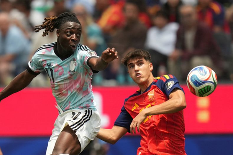 ARCHIVO - El belga Jeremy Doku (11), a la izquierda, y el español Pau Cubarsí (22) luchan por el balón durante el partido de cuartos de final de la Copa del Mundo de fútbol entre España y Bélgica en Inglewood, California, cerca de Los Ángeles, el viernes 10 de julio de 2026. (Foto AP/Andre Penner, Archivo)