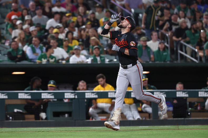 Colton Cowser de los Orioles de Baltimore corre las bases tras batear un cuadrangular en la quinta entrada ante los Atléticos el sábado 29 de agosto del 2026. (AP Foto/Sara Nevis)