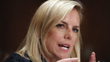 Gobierno de EEUU defiende separar familias inmigrantes