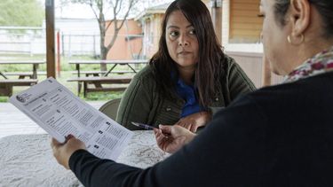 La directora del Fondo para la Defensa de los Niños, Graciela Camarena, ayuda a Lucía Salazar a llenar formularios de Medicaid para su familia en Pharr, Texas, 13 de noviembre de 2023. Hasta 30 millones de los estadounidenses más pobres podrían quedar excluidos del Medicaid, el programa gubernamental de asistencia médica para pobres y discapacitados, debido en gran parte a los errores en las cifras estatales. Expertos en pobreza dicen que el gobierno en Washington no toma medidas adecuadas para impedirlo. (AP Foto/Michael Gonzalez)