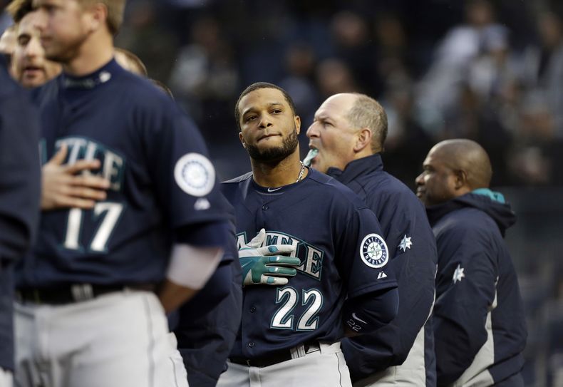 El dominicano Robinson Can&oacute;, de los Marineros de Seattle, escucha el Himno Nacional de Estados Unidos antes del juego del martes 29 de abril de 2014, que marc&oacute; su regreso al Yankee Stadium (AP Foto)