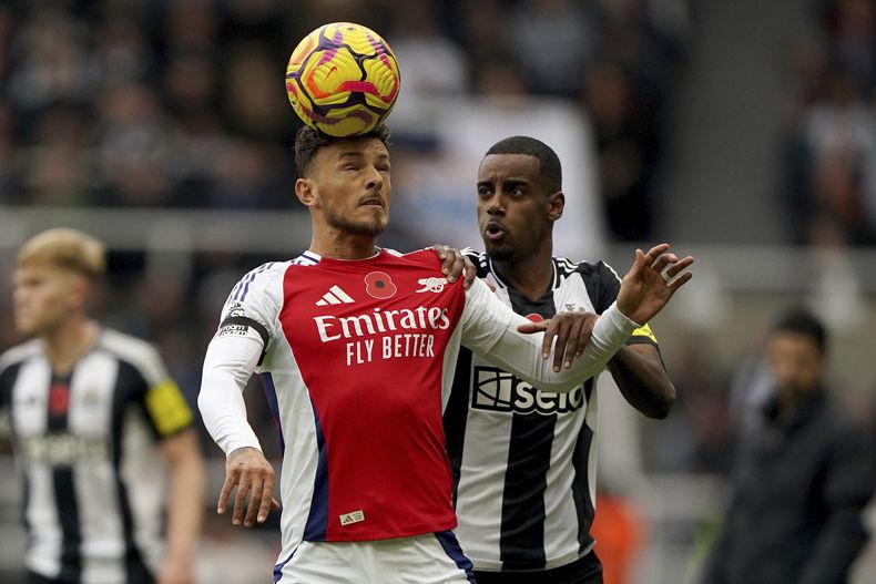 Ben White del Arsenal y Alexander Isak del Newcastle United pelean por el balón en el encuentro de la Liga Premier el sábados 2 de noviembre del 2024. (Owen Humphreys/PA via AP)