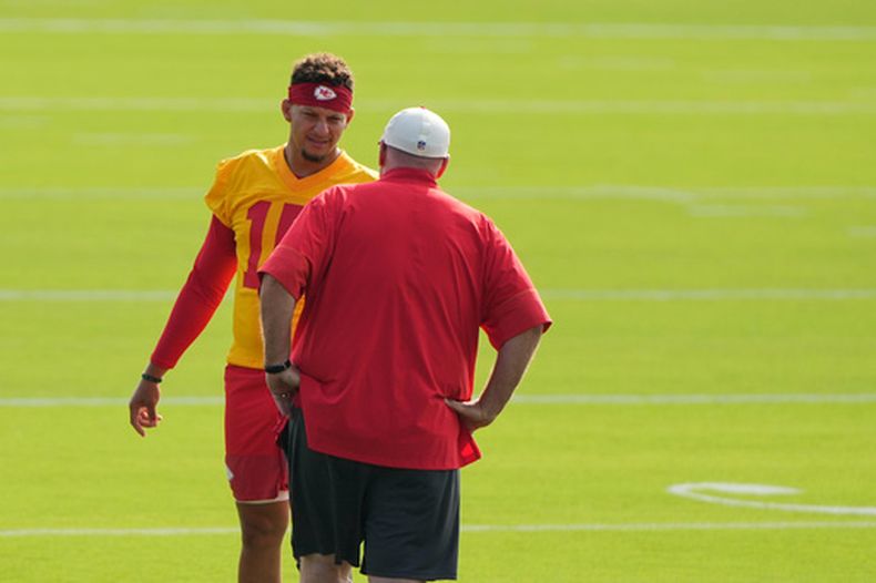 El quarterback Patrick Mahomes de los Chiefs de Kansas City conversa con el entrenador en jefe Andy Reid en el campamento de pretemporada, el sábado 25 de julio de 2026, en St. Joseph, Missouri. (AP Foto/Charlie Riedel)