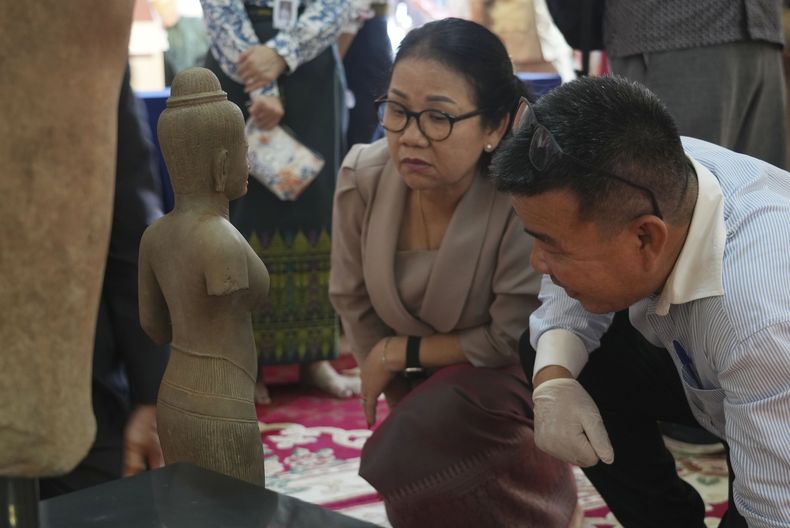 Personal especializado prepara una estatua que regresó de Estados Unidos a Camboya, antes de una ceremonia oficial en el Museo Nacional de Camboya, el jueves 4 de julio de 2024, en Nom Pen, Camboya. (Foto AP/Heng Sinith)