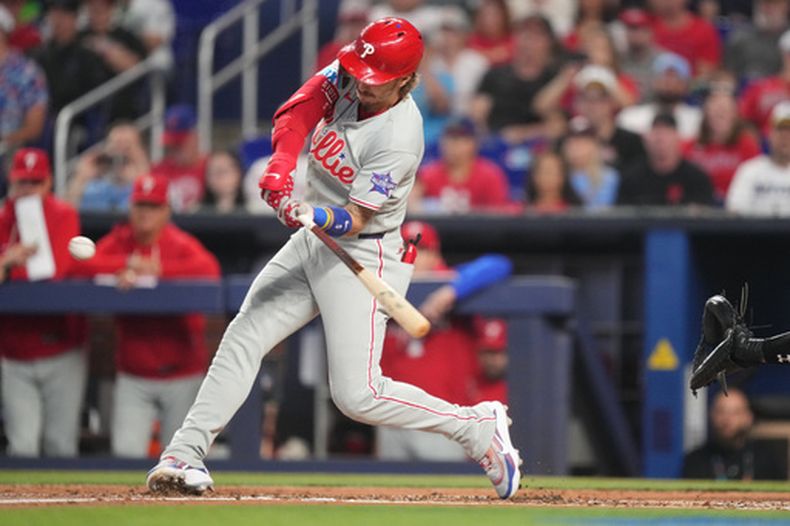 Bryson Stott, de los Filis de Filadelfia, conecta un jonrón de tres carreras en la primera entrada de un partido de béisbol contra los Marlins de Miami, el domingo 3 de mayo de 2026, en Miami. (AP Foto/Jim Rassol)