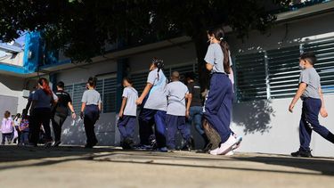 multiples escuelas se ajustan al atropellado inicio de clases