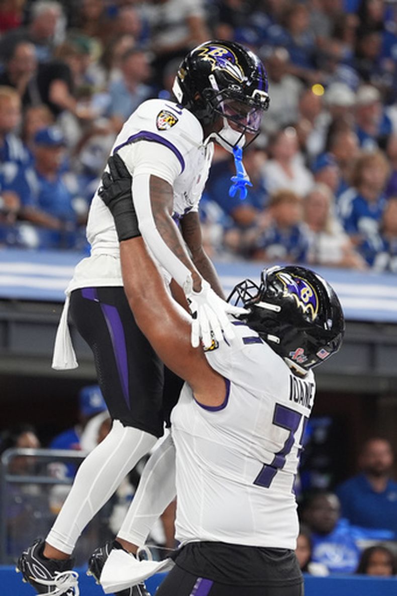 Zay Flowers, arriba, receptor abierto de los Ravens de Baltimore, celebra su touchdown con Olaivavega Ioane durante la primera mitad del partido de la NFL contra los Colts de Indianápolis, el domingo 13 de septiembre de 2026, en Indianápolis. (AP Foto/Jeff Roberson)
