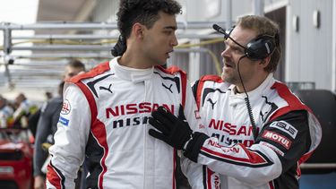 En esta imagen proporcionada por Sony Pictures, Archie Madekwe, izquierda, y David Harbour en una escena de Gran Turismo. (Gordon Timpen/Sony Pictures vía AP)