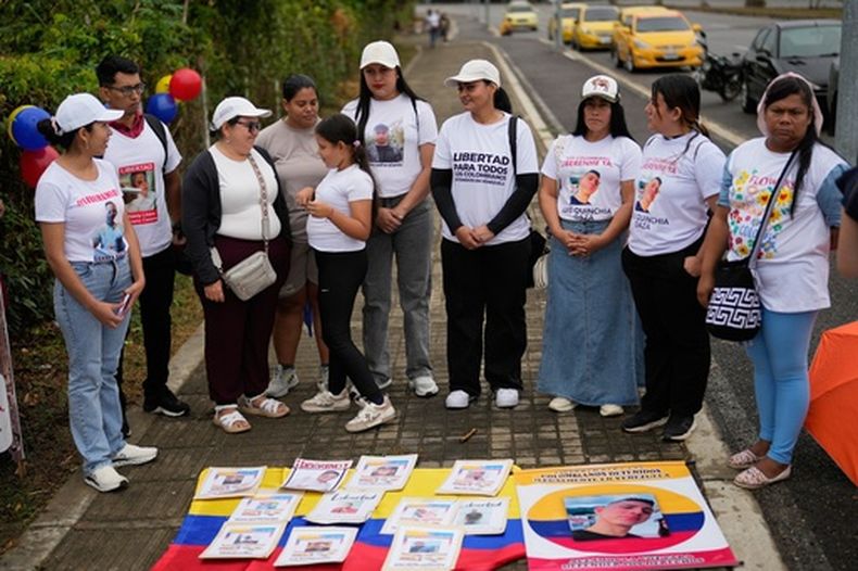 Familiares de colombianos encarcelados en Venezuela protestan por la liberación de sus seres queridos cerca del Puente Binacional Atanasio Girardot, en Villa del Rosario, Colombia, el viernes 13 de marzo de 2026. (AP Foto/Fernando Vergara)