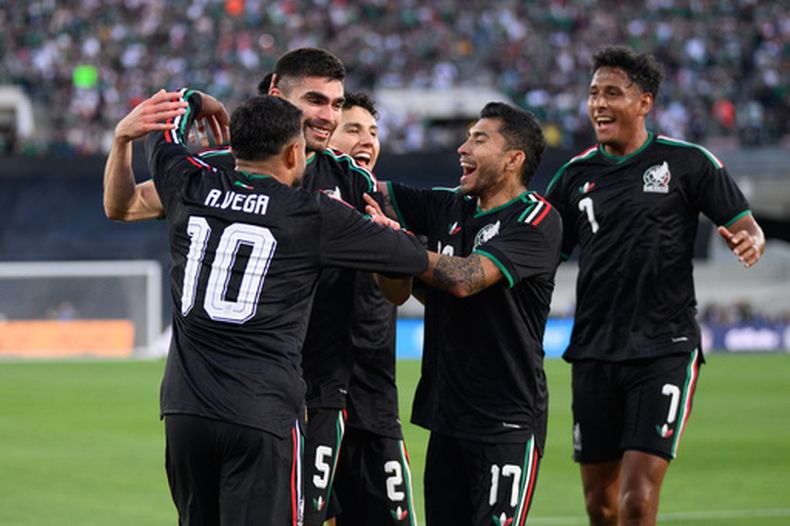 Los jugadores de México celebran tras un gol de Johan Vásquez (segundo desde la izquierda) durante la primera mitad de un partido de fútbol amistoso internacional contra Australia, el sábado 30 de mayo de 2026, en Pasadena, California. (Foto AP/Kyusung Gong)