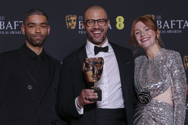 Kingsley Ben-Adir, de izquierda a derecha, Cord Jefferson, ganador del premio a mejor guion adaptado por American Fiction, y Bryce Dallas Howard, posan en la 77a entrega de los Premios de la Academia Británica de Cine (BAFTA) en Londres el domingo 18 de febrero de 2024. (Foto Vianney Le Caer/Invision/AP)