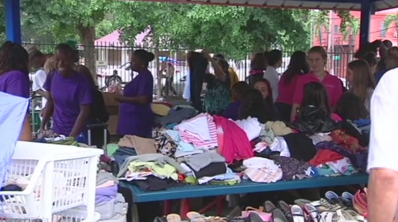 desamparados reciben ayuda.png