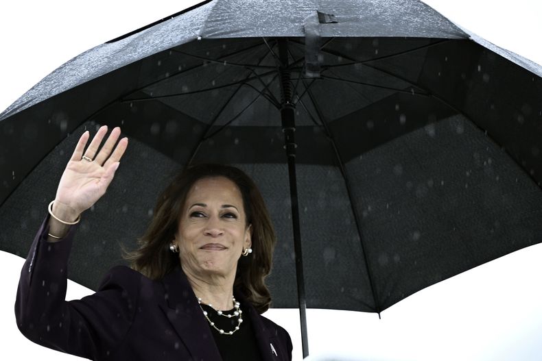 La vicepresidenta de EEUU Kamala Harris sube a bordo del Air Force Two (el avión oficial vicepresidencial) tras salir del aeropuerto Ellington de Houston, el jueves 25 de julio de 2024. (Brendan Smialowski/AP)