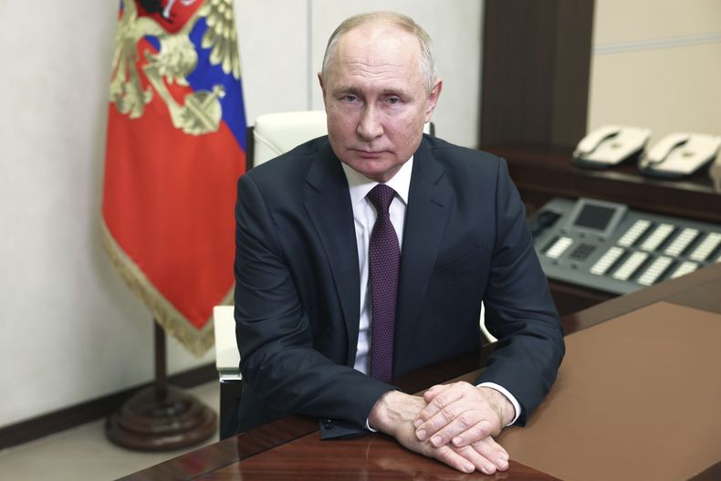 El presidente de Rusia, Vladímir Putin, se dirige a los participantes de los 100 Días de los Juegos del Futuro a través de una videoconferencia desde la residencia estatal de Novo-Ogaryovo, a las afueras de Moscú, el martes 14 de noviembre de 2023. (Gavriil Grigorov, Sputnik, Kremlin Pool Foto via AP)