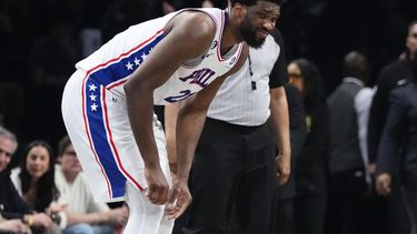 Joel Embiid, de los 76ers de Filadelfia, reacciona después de sufrir una lesión durante la segunda mitad del partido de baloncesto en contra de los Nets de Brooklyn, en el Juego 3 de la serie de primera ronda de playoffs de la NBA, el jueves 20 de abril de 2023, en Nueva York. (AP Foto/Frank Franklin II)