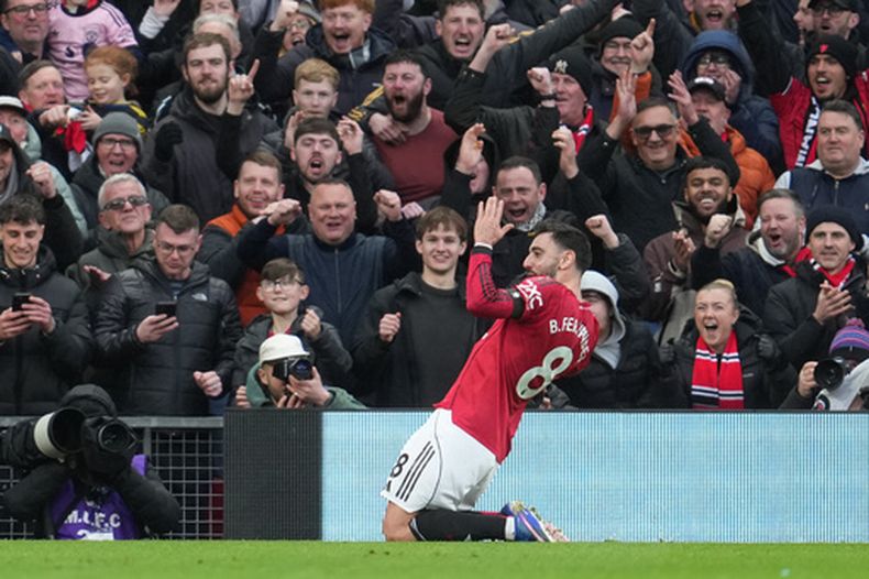 Bruno Fernandes, del Manchester United, celebra tras anotar durante un partido de fútbol de la Premier League inglesa entre el Manchester United y el Tottenham en Manchester, Inglaterra, el sábado 7 de febrero de 2026. (AP Photo/Jon Super)