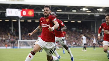 Bruno Fernandes del Manchester United celebra tras anotar el gol de la victoria de su equipo en el encuentro de la Liga Premier ante el Fulham el sábado 4 de noviembre del 2023. (AP Foto/David Cliff)