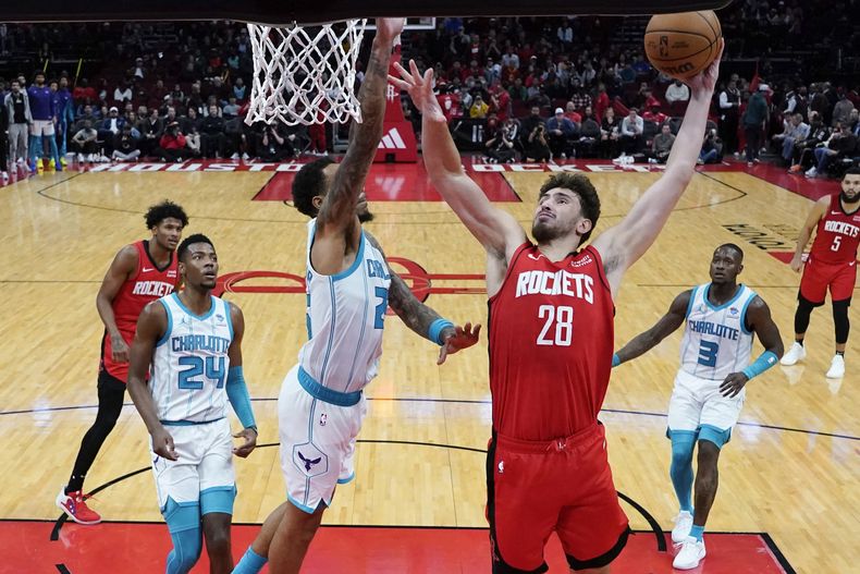 Alperen Sengun, pívot de los Rockets de Houston, dispara frente a P.J. Washington, de los Hornets de Chalortte, en el encuentro del miércoles 1 de noviembre de 2023 (AP Foto/Eric Christian Smith)