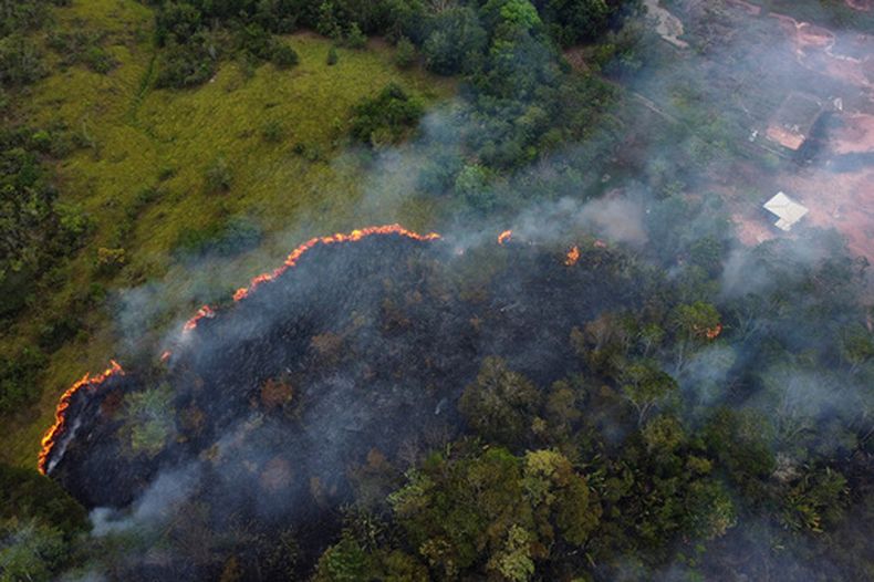 Una parte del bosque de Amazonía arde en el municipio de Manaquiri, en el estado de Amazonas en Brasil, el miércoles 6 de septiembre de 2023. (AP Foto/Edmar Barros)