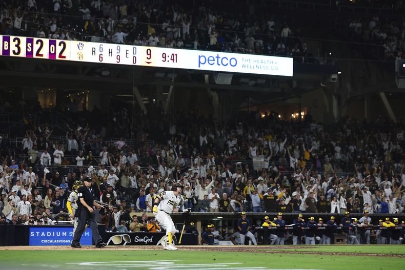 Jake Cronenworth, de los Padres de San Diego, observa su jonrón decisivo en la novena entrada del juego ante los Cerveceros de Milwaukee, el jueves 20 de junio de 2024 (AP Foto/Derrick Tuskan)