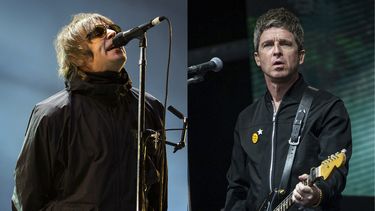Liam Gallagher actúa en el Reading Music Festival, Inglaterra, el 29 de agosto de 2021, izquierda, y Noel Gallagher actúa en el Festival de Glastonbury en Worthy Farm, Somerset, Inglaterra, el 25 de junio de 2022.(Foto AP)