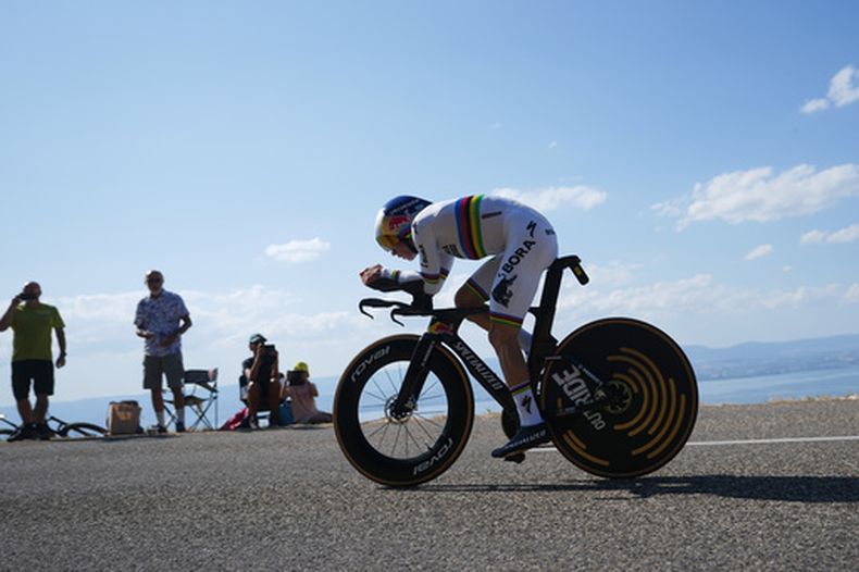 El belga Remco Evenepoel conduce en la 16ma etapa, una contrarreloj en Evian-Les-Bains en el Tour de Francia el martes 21 de julio del 2026. (AP Foto/Thibault Camus)