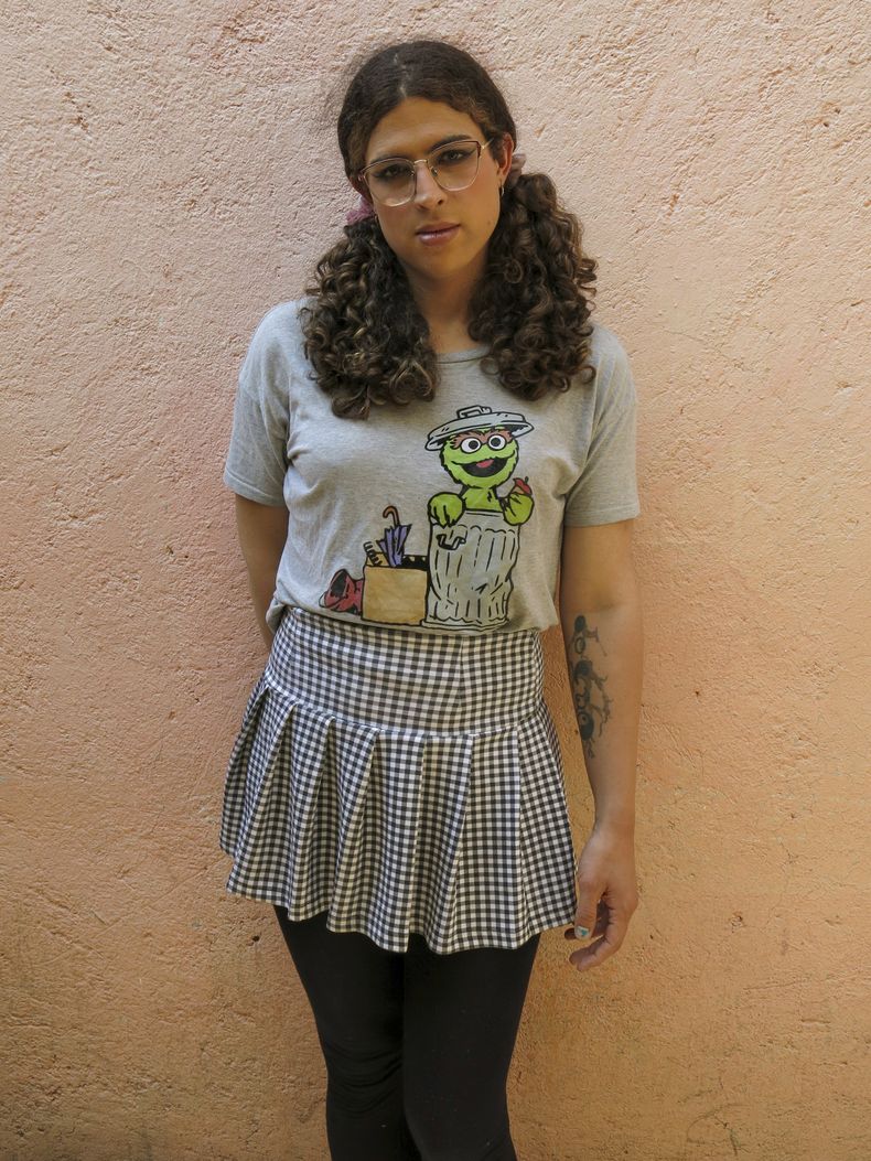 La cineasta mexicana Camilia D. Aurora, directora y protagonista del cortometraje Johanne Sacreblu, posa para una fotografía durante una entrevista en la Ciudad de México, el jueves 27 de febrero de 2025. (Foto AP/Berenice Bautista)