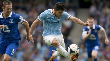 americateve | El jugador argerntino de Manchester City, Sergio Ag&uuml;ero, centro, controla el bal&oacute;n en un partido contra Everton por la liga Premier el s&aacute;bado, 5 de octubre de 2013, en Manchester, Inglaterra. (AP Photo/Jon Super)