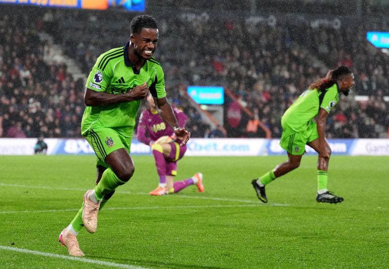 Ryan Sessegnon, de Fullham, celebra después de marcar el primer gol de su equipo durante el partido de la Liga Premier entre Bournemouth y Fulham en ek estadio Vitality, en Bournemouth, Inglaterra el viernes 3 de octubre de 2025. (Adam Davy/PA via AP)
