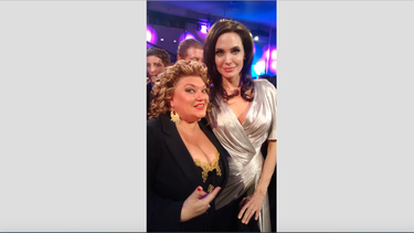 &nbsp; Maria Salas acompananda de la actriz y directora de la película Unbroken Angelina Jolie